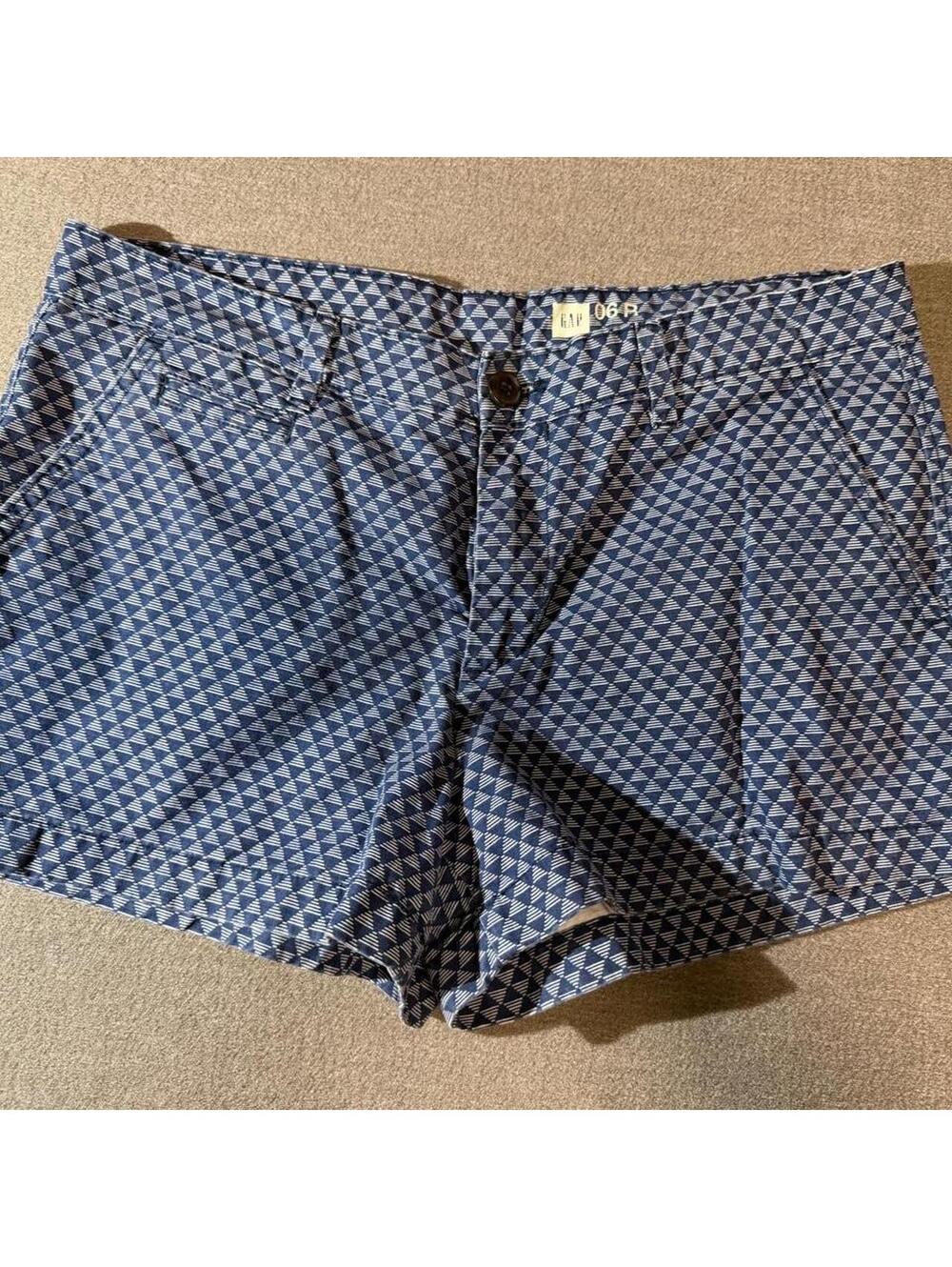 GAP shorts in size 06R